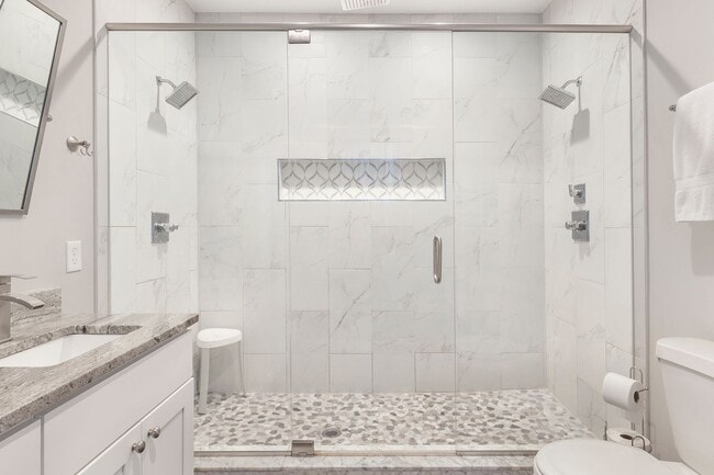 Building Photo - Gorgeous 4/3.5 w/ Bedroom on Main & Large,...