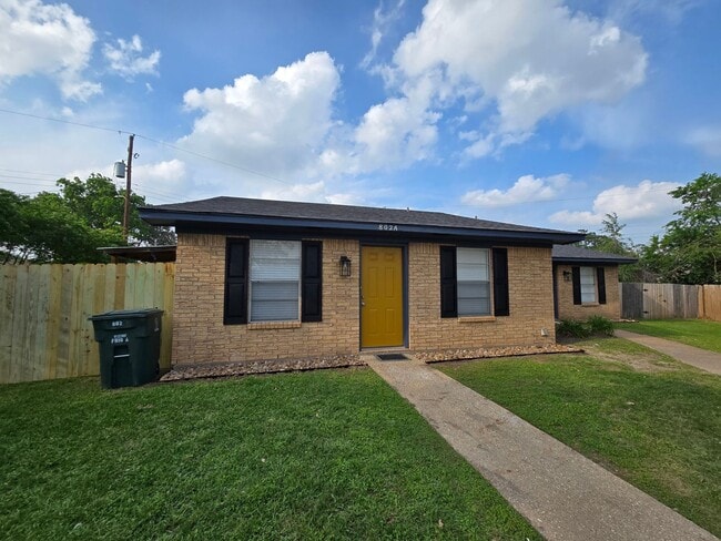 Building Photo - Remodeled 2 Bed 1 Bath Duplex for Lease!!
