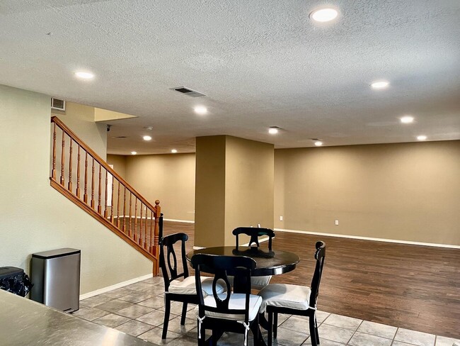 Building Photo - 12408 Mangas Trail NE