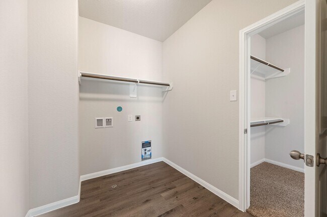Building Photo - 3915 Deledda Dr
