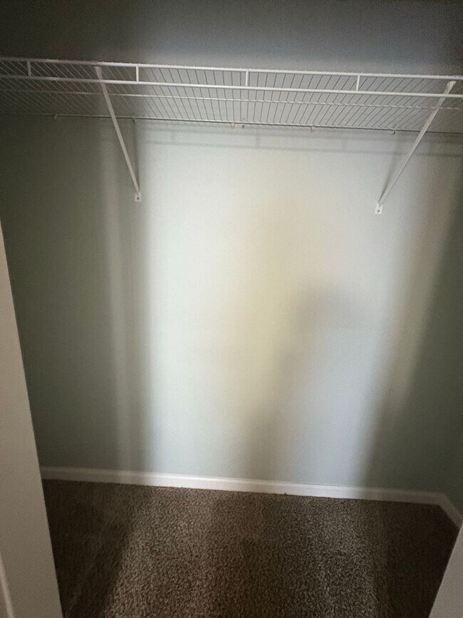 Building Photo - WAKEFIELD SUBDIVISION - Double Garage!  GRANITE COUNTERTOPS.