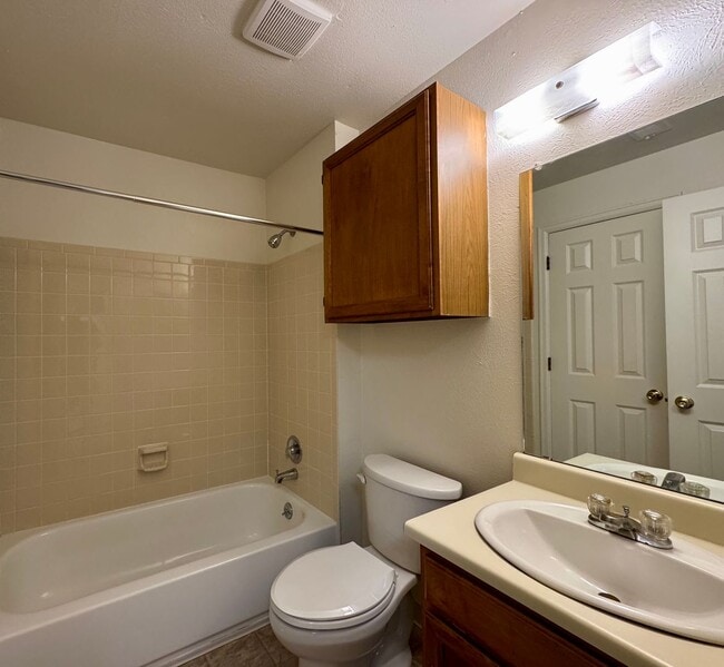 Building Photo - 2 Bedroom 1 Bath In Aurora Available NOW!!