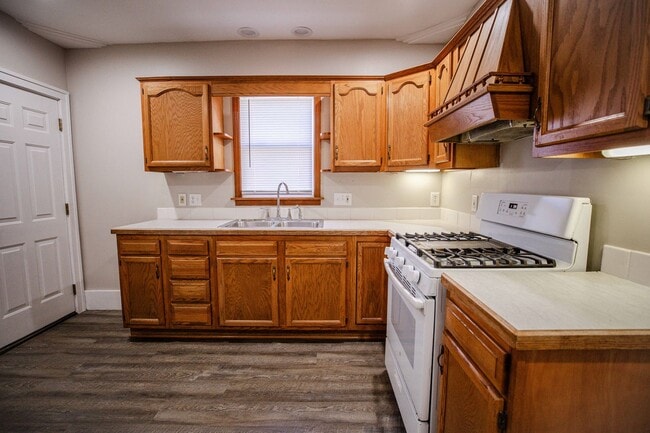 Building Photo - Spacious and Beautidul Four Bedroom Home!