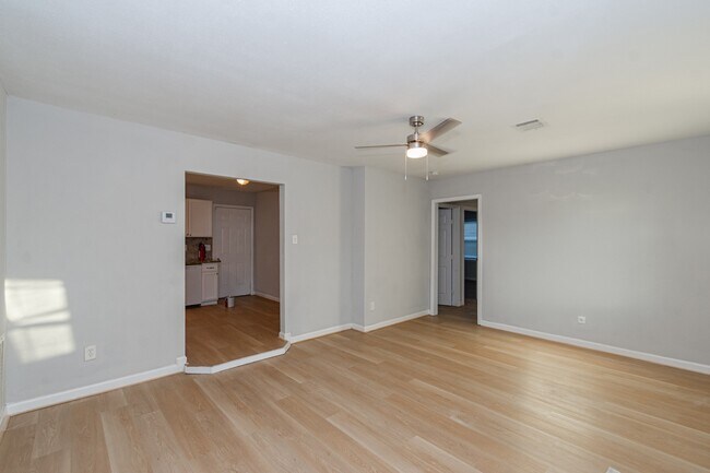 Building Photo - 3707 Meadowlake Rd