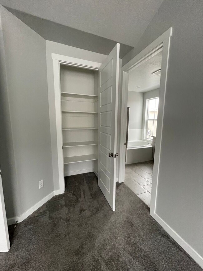 Building Photo - GORGOUS