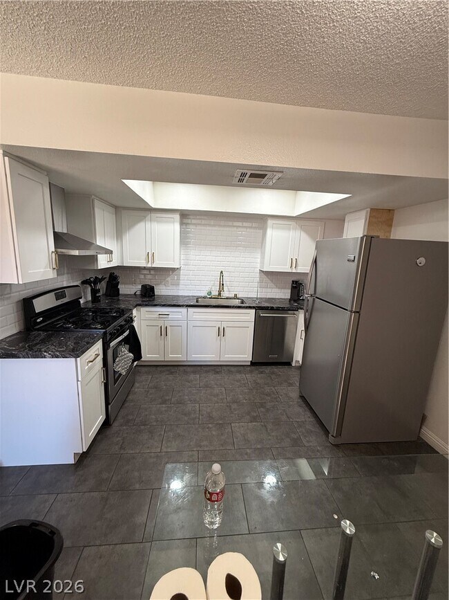 Building Photo - 5576 W Rochelle Ave.