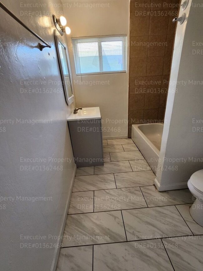 Building Photo - 4 bedroom/ 1 bathroom near schools, park, ...
