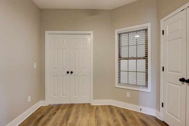 Building Photo - 102 Riverbend Dr