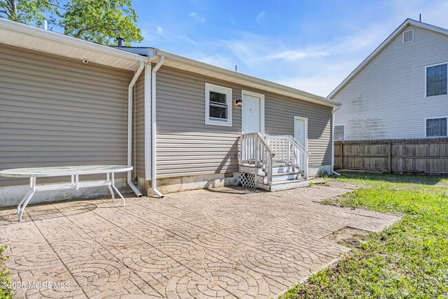 Building Photo - 1624 Joffre Rd