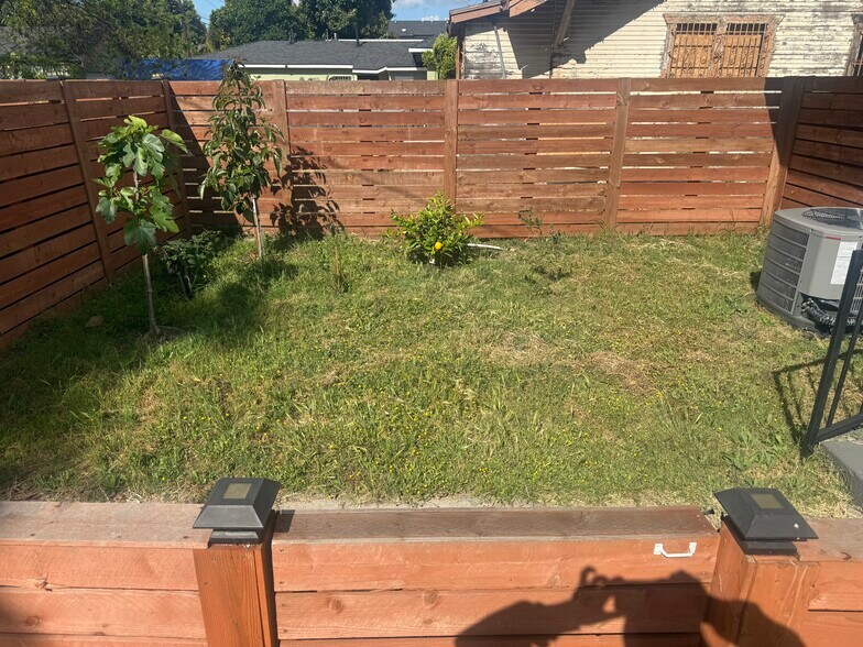 Building Photo - 1226 W Vernon Ave