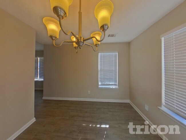 Building Photo - 2024 Meadow Glen Cir