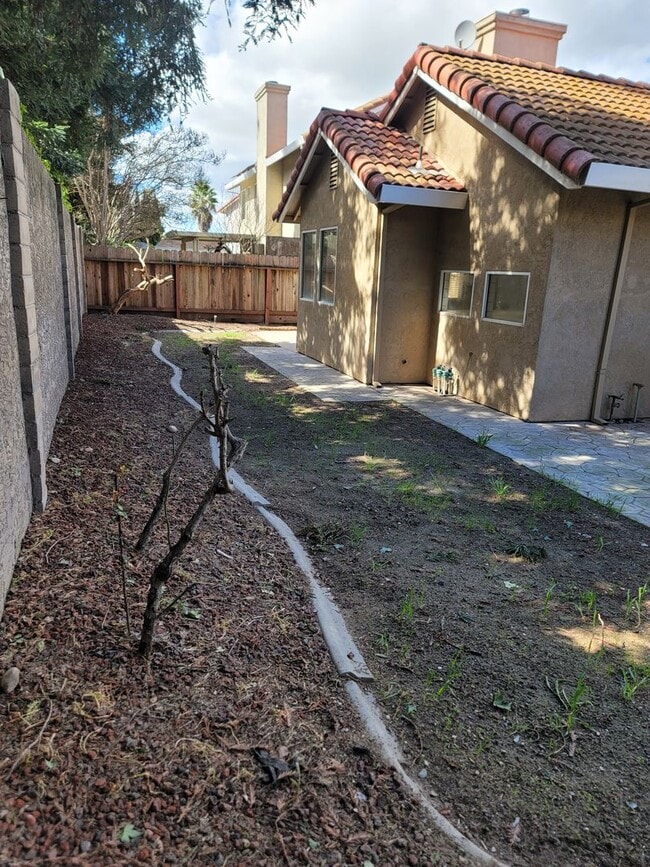 Building Photo - Oakdale Beauty