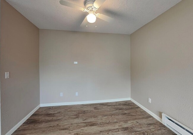 Building Photo - 10964 Elm Dr