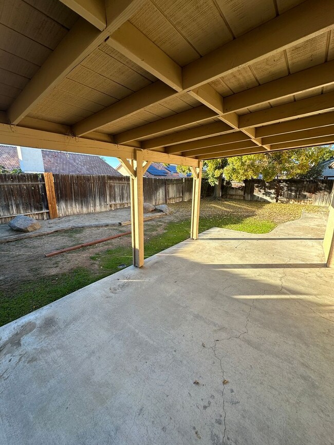 Building Photo - Spacious 5-Bedroom Home in Bakersfield, CA!