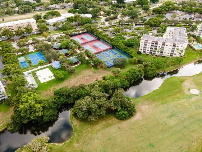 Building Photo - 3500 Oaks Clubhouse Dr
