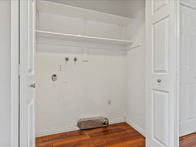 Building Photo - Salt Lake 3 bed 2 bath Family home