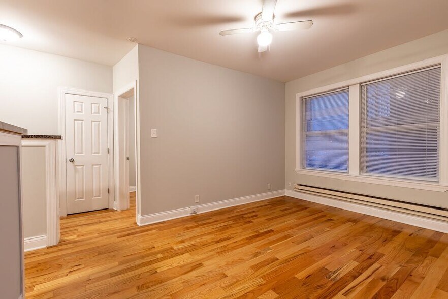 Building Photo - 516 W Melrose St