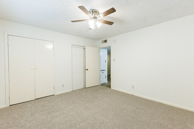 Building Photo - Cute House Convenient to Campus, Shopping,...