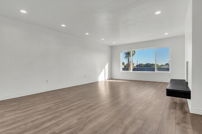 Building Photo - 1621 W 122nd St