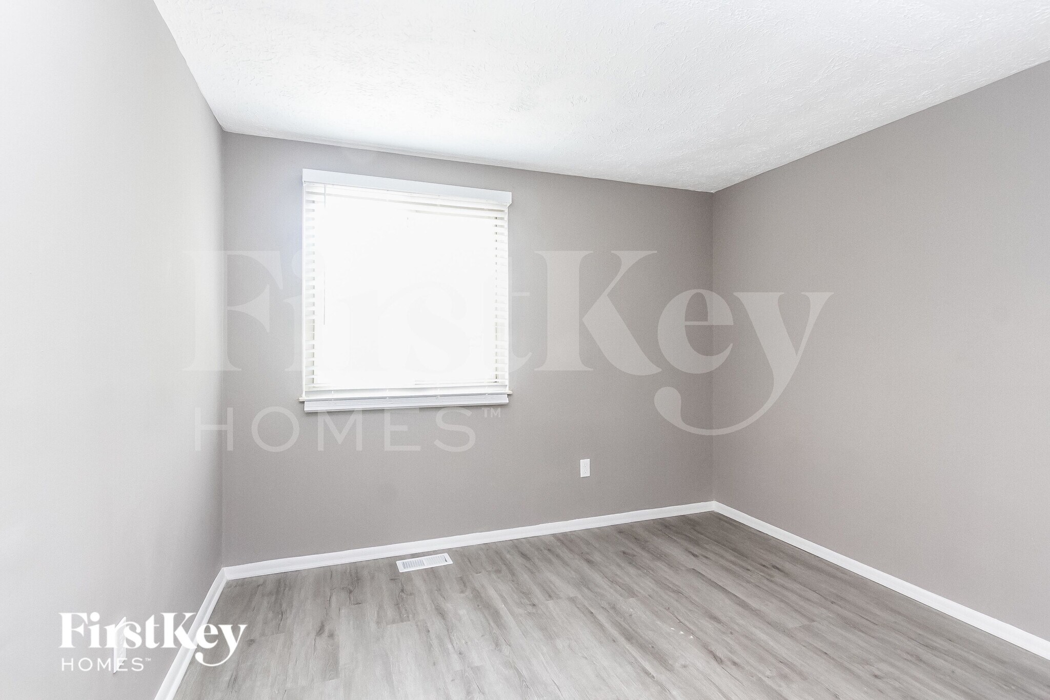 Building Photo - 910 Woodlark Dr