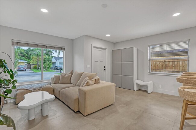 Building Photo - 414 W Mango St