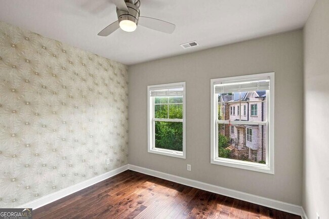 Building Photo - 7850 Laurel Crest Dr