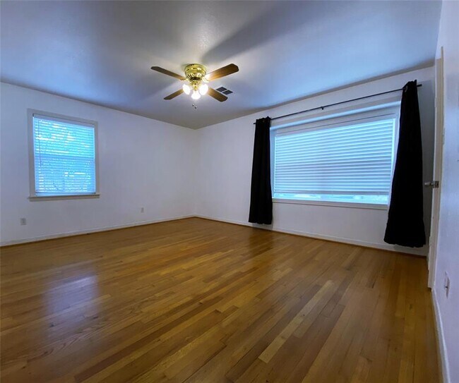 Building Photo - 5242 Beechnut St