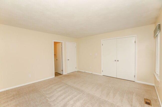 Building Photo - Spacious Townhome Move in Ready!!