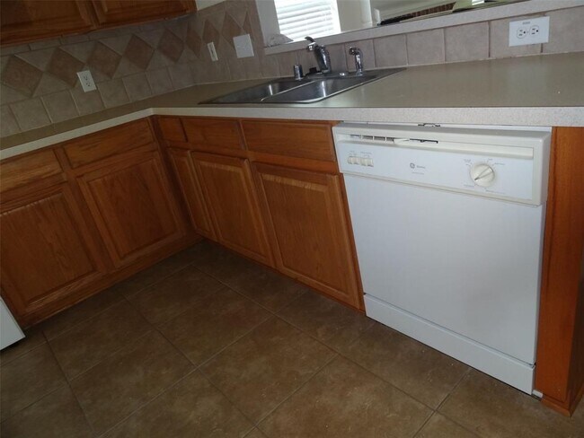 Building Photo - 323 Thorpe Springs Dr