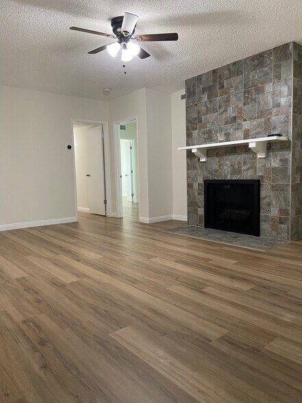 living room - fireplace - 1161 W Duarte Rd