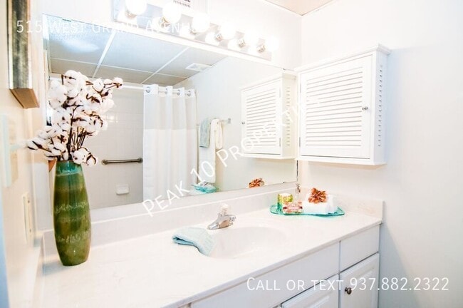 Building Photo - 515 W Grand Ave