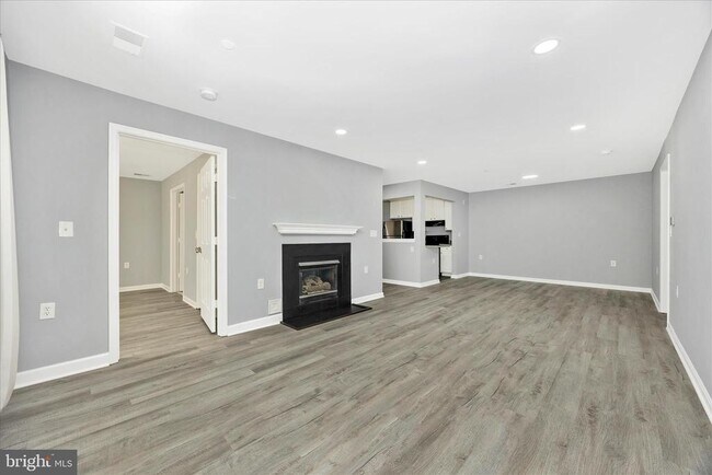 Building Photo - 10001 Vanderbilt Cir