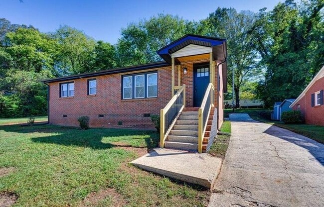 Building Photo - Stunningly Renovated 3BD/1BA Single Family Home in Newton, NC!