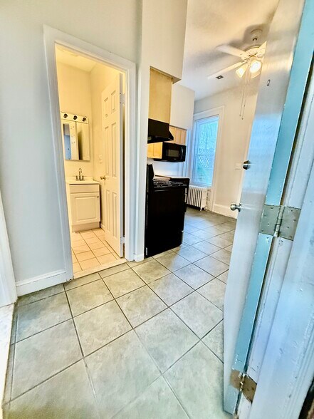 Building Photo - 302 Dickinson St