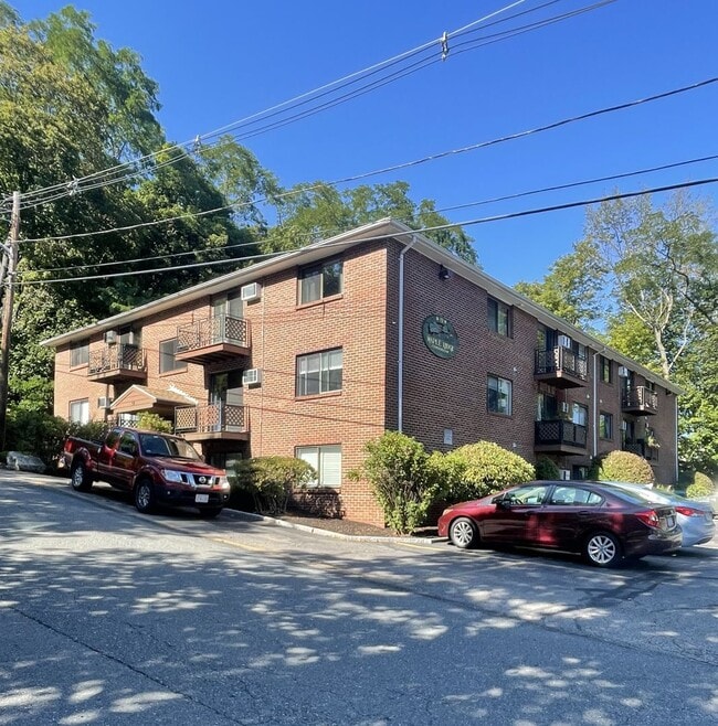 Building Photo - Recently updated 2 bedroom condo in charming Amesbury, MA