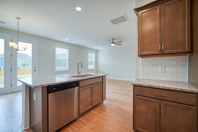 Building Photo - Gorgeous 4 BR, 3 BA Home With Easy Access ...