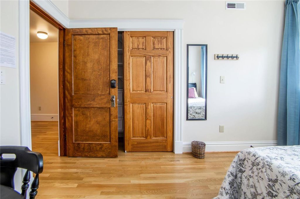 Building Photo - 6022 Pershing Ave