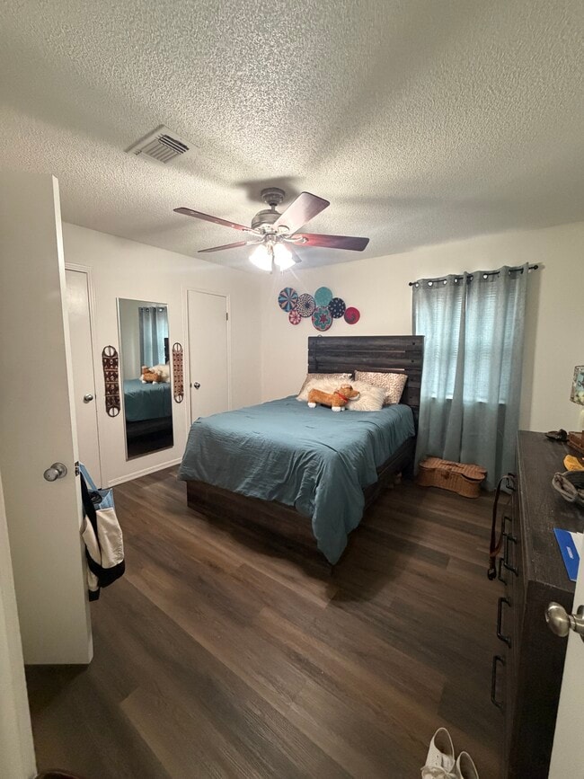 Building Photo - 927 E Krayler Ave