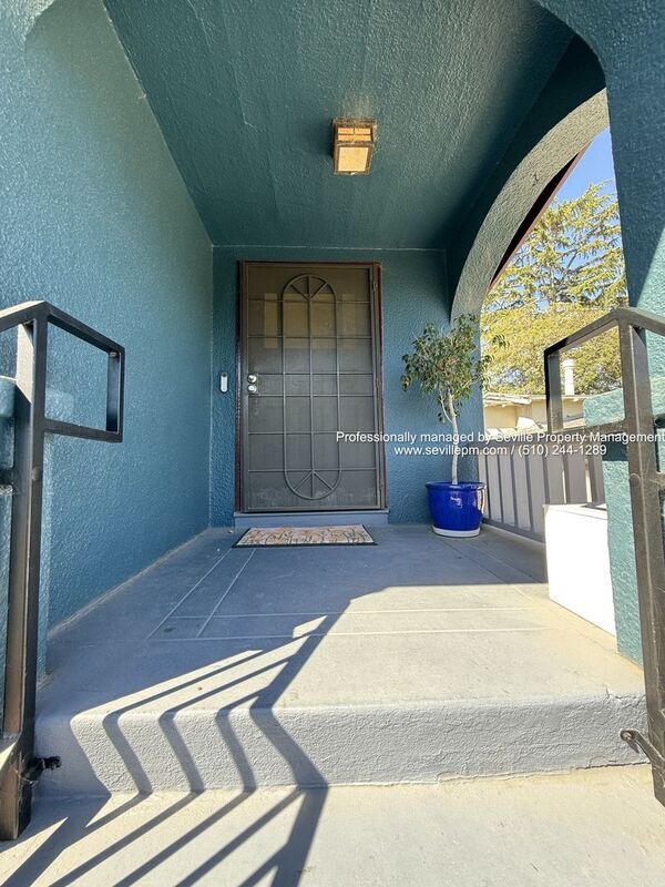 Building Photo - 2951 Madera Ave