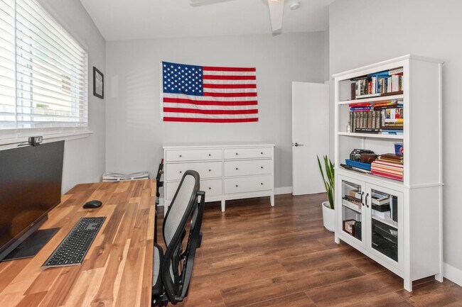 Building Photo - Long Term Unfurnished Rental available a f...