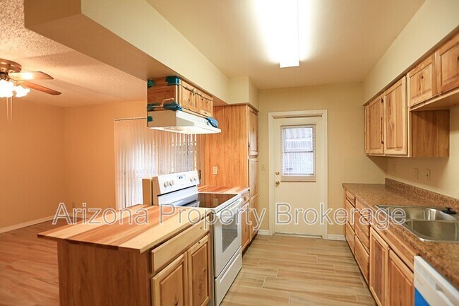 Building Photo - 2408 W Morten Ave