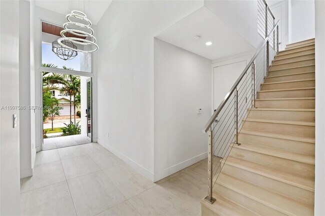 Building Photo - 1615 NE 3rd Ct