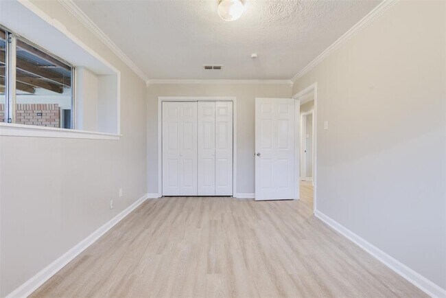 Building Photo - 2626 Hillshire Dr