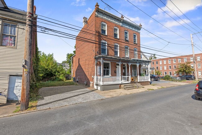 Building Photo - Spacious 4 Bedroom Single Family on Susquehanna St with Off Street Parking