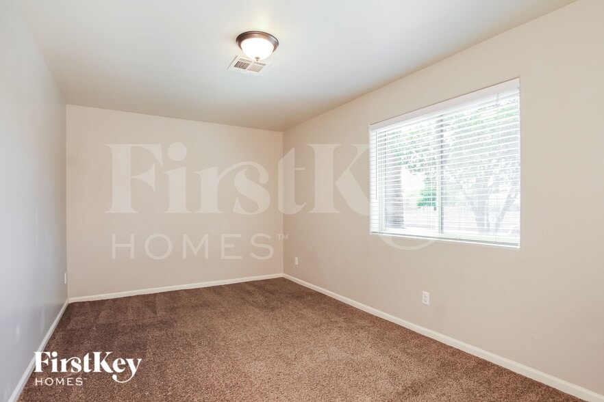 Building Photo - 2722 E Cactus Rd