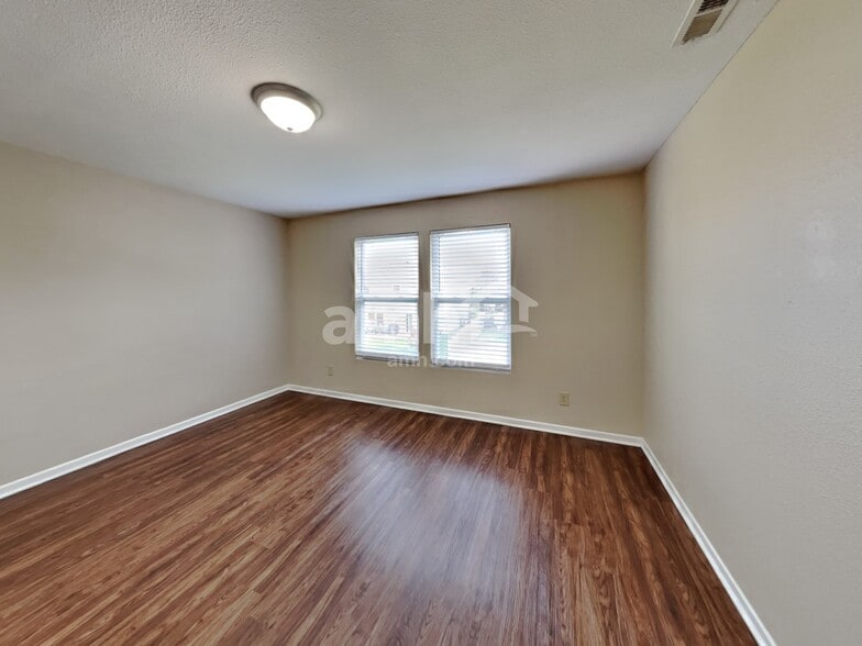 Building Photo - 8465 Wanda Lake Dr