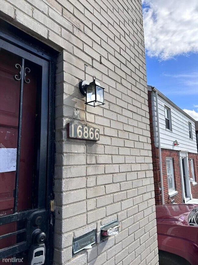 2 br, 1 bath Duplex 16866 Greenfield Rd 16866 Greenfield Rd