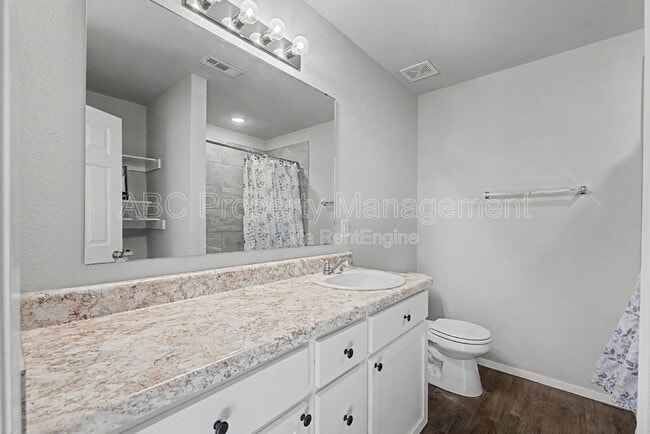 Building Photo - 946 E Sparrow Cir