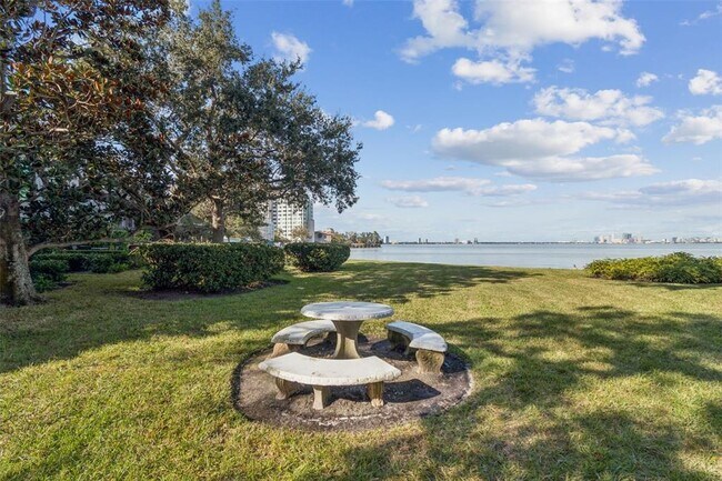 Building Photo - 5010 Bayshore Blvd