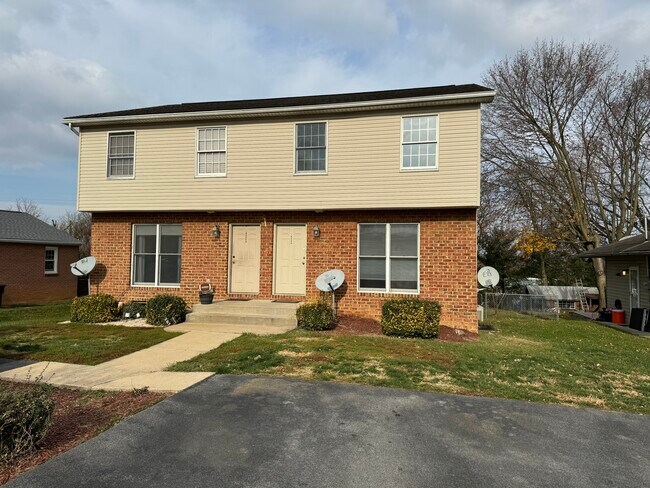 Building Photo - 1048 Dual Pl